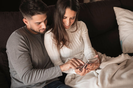 21 Inexpensive Date Ideas & Romantic Gifts for Couples - Joyful Couple